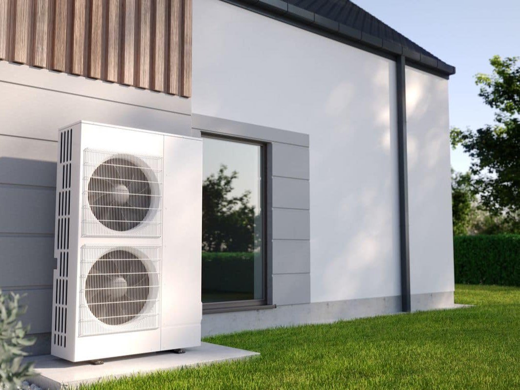 Unité extérieure d’une pompe à chaleur air-eau installée le long d’une maison individuelle